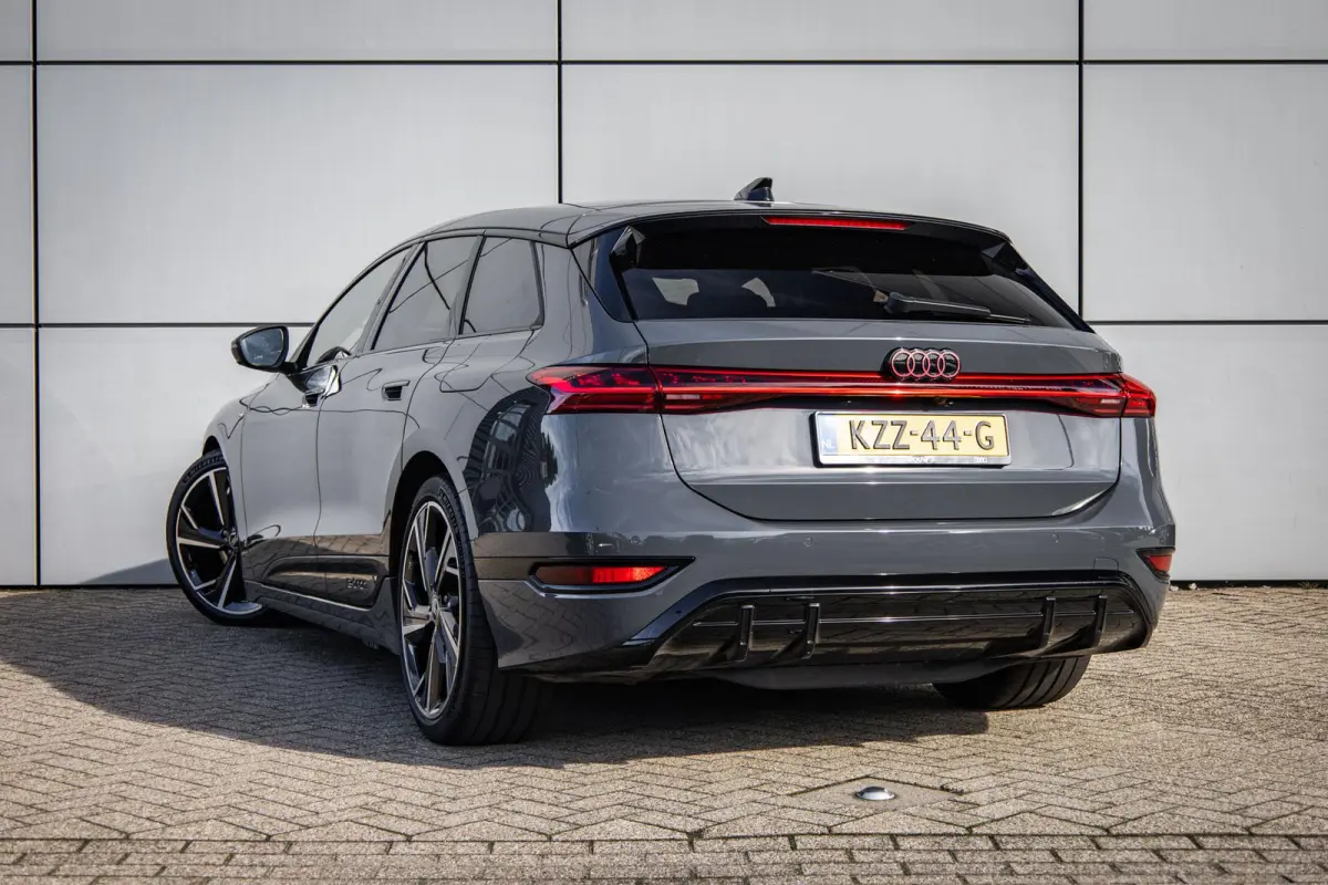 367pk S edition performance 100 kWh | 21" LMV | Luchtvering | Memory | 360 Camera | Trekhaak | Rode Stiksel