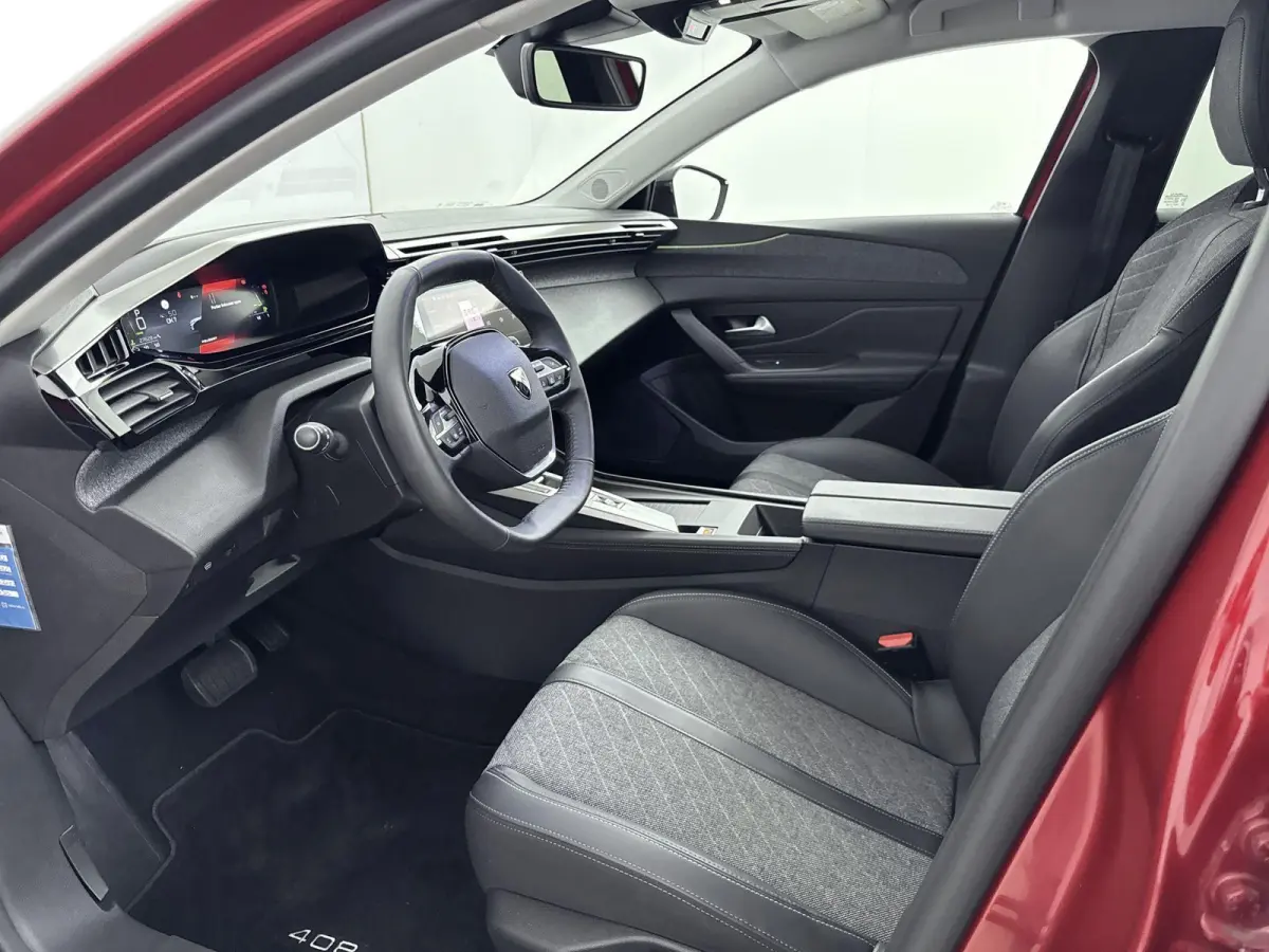 Automaat 130pk Allure Pack | Navigatie | CarPlay | All Season Banden | LED Koplampen | Stoelverwarming