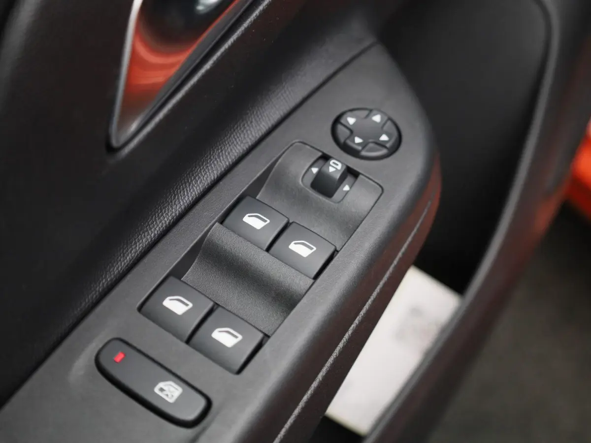 Corsa-e Auto e-Elegance | NAVIGATIE | CAMERA | CLIMATE CONTROL | DIGITAAL DASHBOARD | LED | LMV | CRUISE CONTROL |