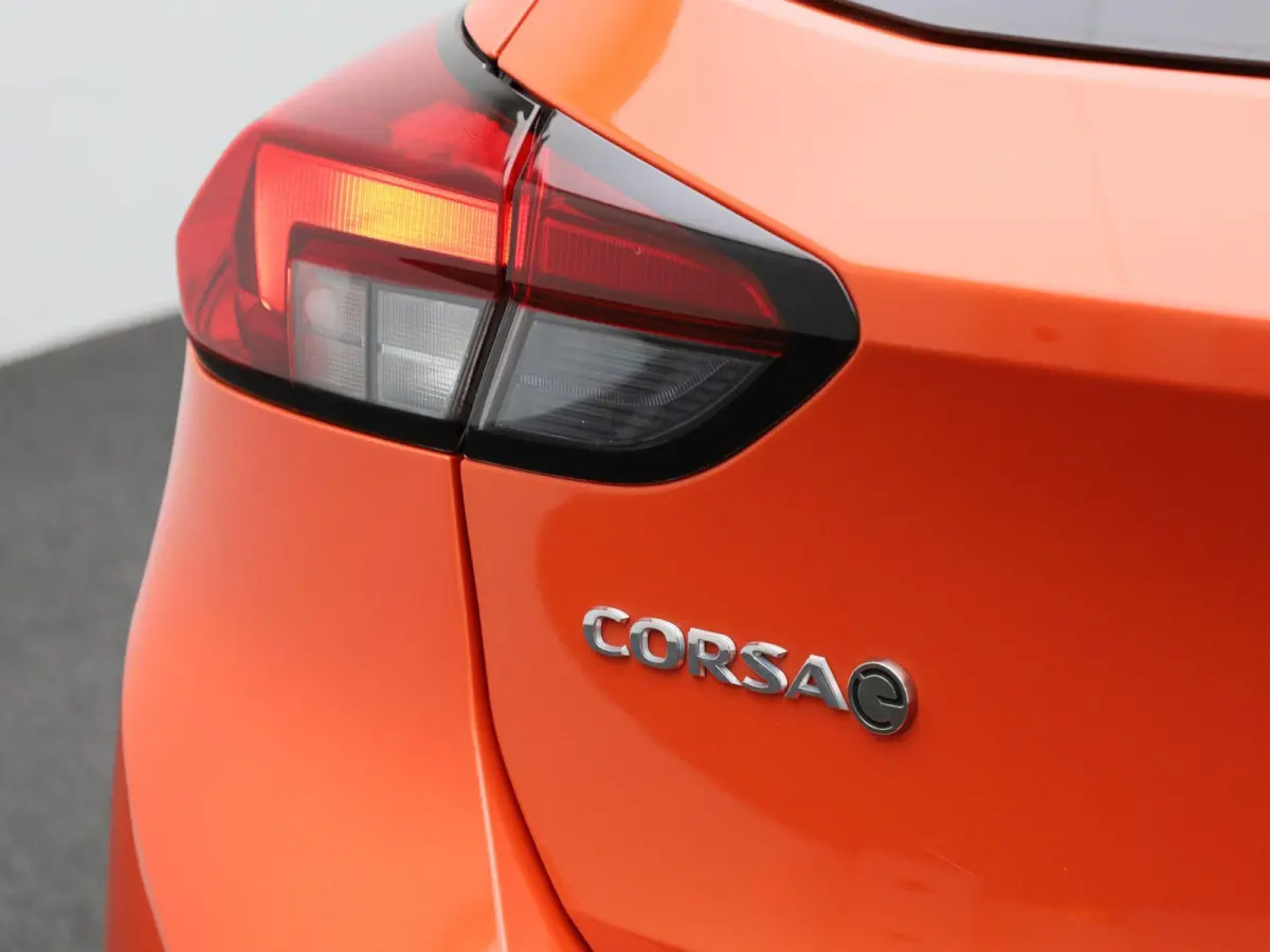 Corsa-e Auto e-Elegance | NAVIGATIE | CAMERA | CLIMATE CONTROL | DIGITAAL DASHBOARD | LED | LMV | CRUISE CONTROL |
