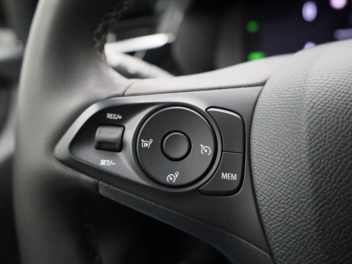 Corsa-e Auto e-Elegance | NAVIGATIE | CAMERA | CLIMATE CONTROL | DIGITAAL DASHBOARD | LED | LMV | CRUISE CONTROL |