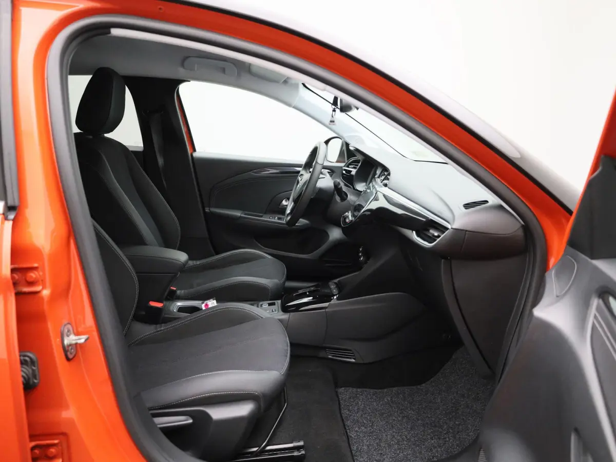 Corsa-e Auto e-Elegance | NAVIGATIE | CAMERA | CLIMATE CONTROL | DIGITAAL DASHBOARD | LED | LMV | CRUISE CONTROL |