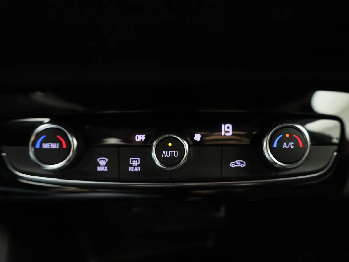 Corsa-e Auto e-Elegance | NAVIGATIE | CAMERA | CLIMATE CONTROL | DIGITAAL DASHBOARD | LED | LMV | CRUISE CONTROL |