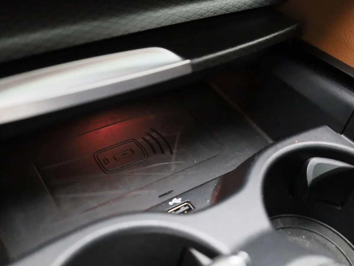 520i Business Edition Plus | Automaat | Apple Carplay / Android Auto | Panoramadak | Lederen Bekleding | Stoelverwarming | Lichtmetalen Velgen |