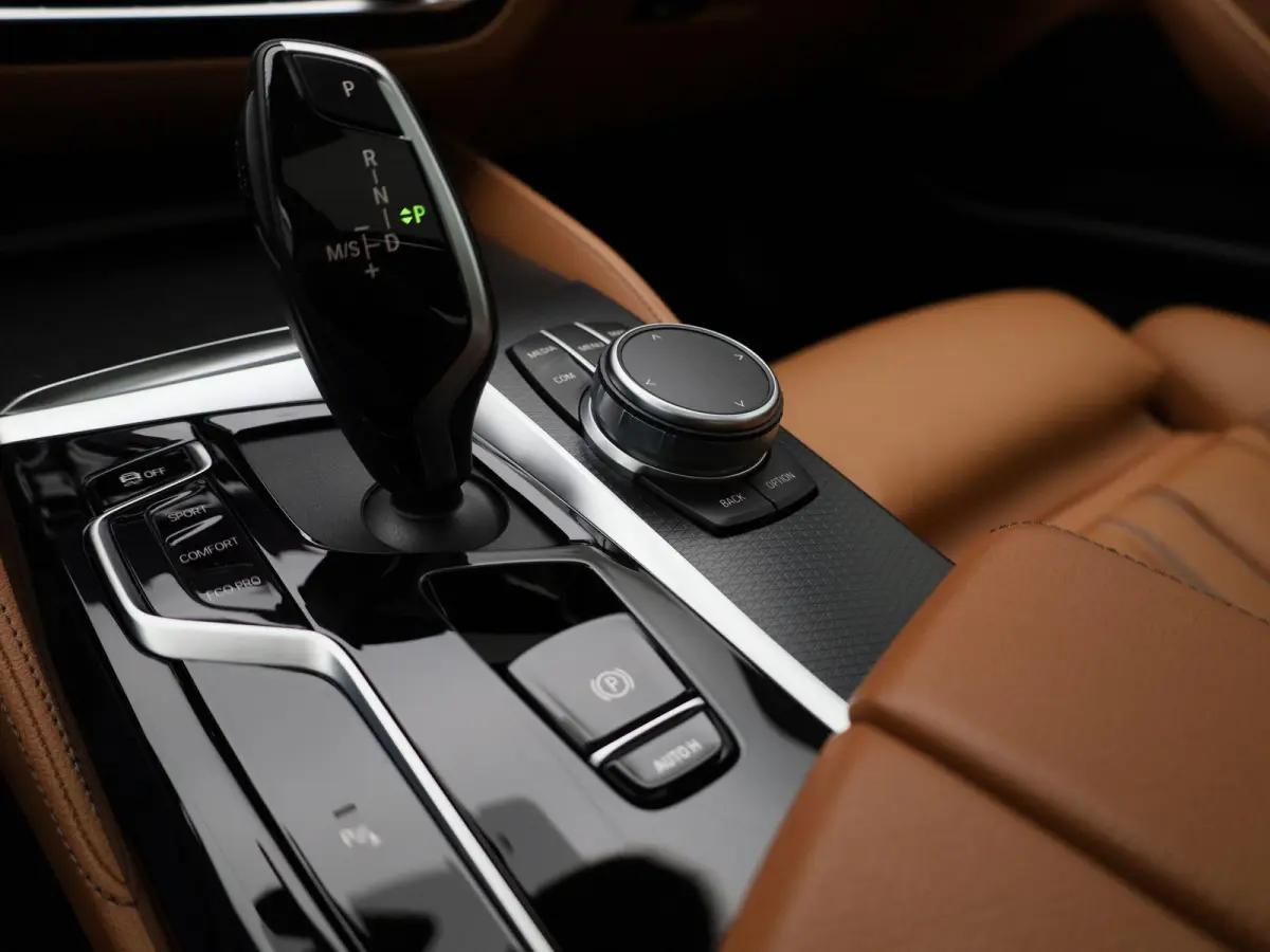 520i Business Edition Plus | Automaat | Apple Carplay / Android Auto | Panoramadak | Lederen Bekleding | Stoelverwarming | Lichtmetalen Velgen |