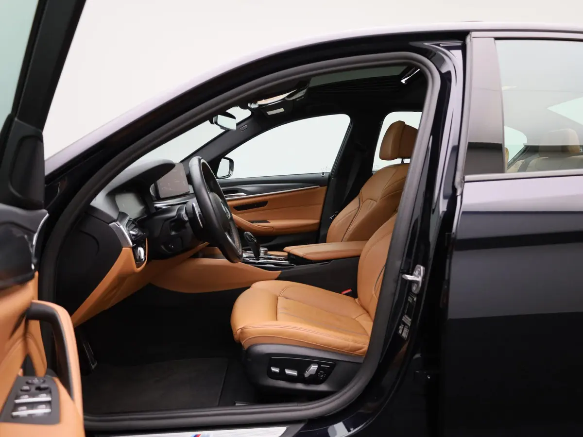 520i Business Edition Plus | Automaat | Apple Carplay / Android Auto | Panoramadak | Lederen Bekleding | Stoelverwarming | Lichtmetalen Velgen |