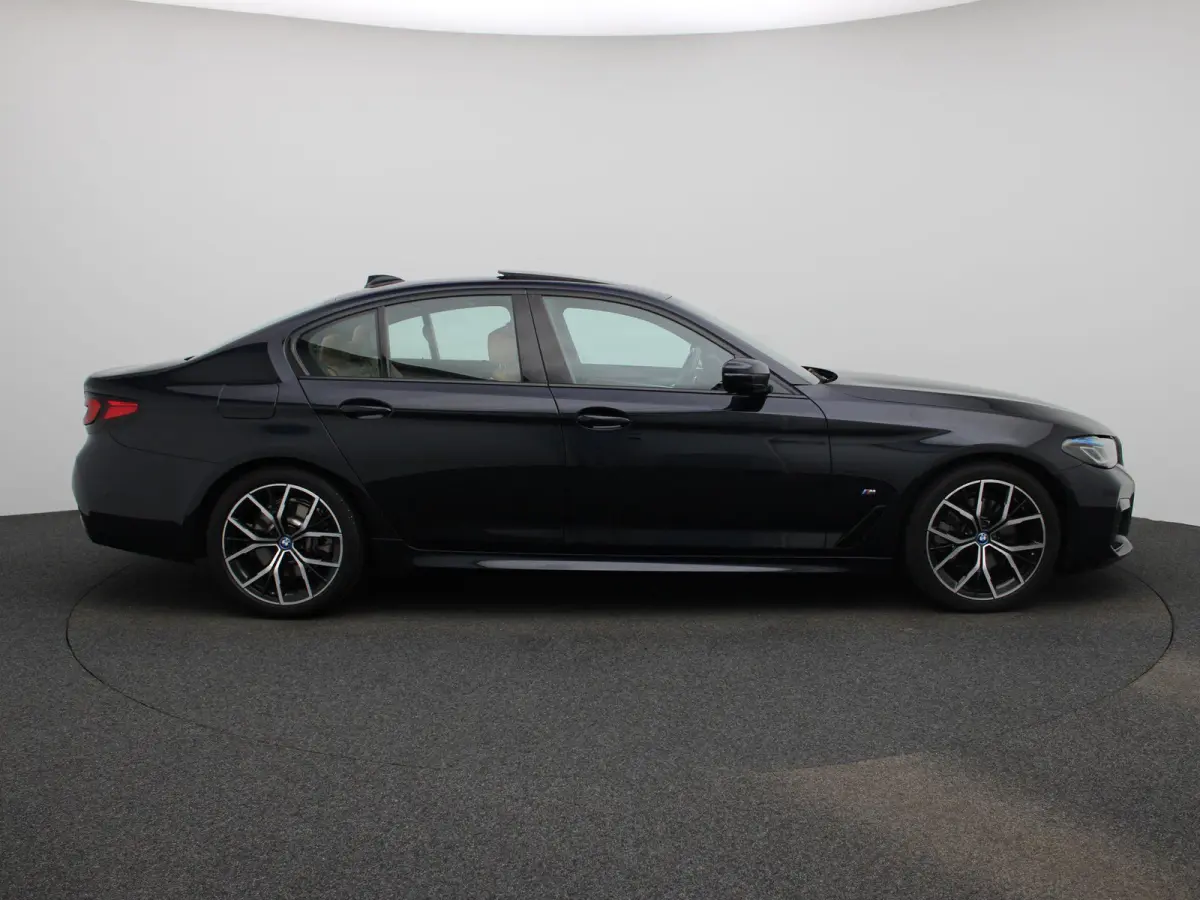 520i Business Edition Plus | Automaat | Apple Carplay / Android Auto | Panoramadak | Lederen Bekleding | Stoelverwarming | Lichtmetalen Velgen |