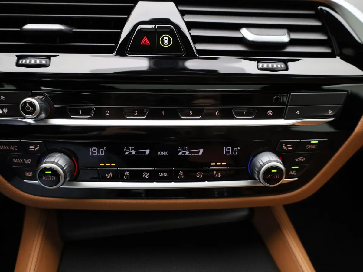 520i Business Edition Plus | Automaat | Apple Carplay / Android Auto | Panoramadak | Lederen Bekleding | Stoelverwarming | Lichtmetalen Velgen |
