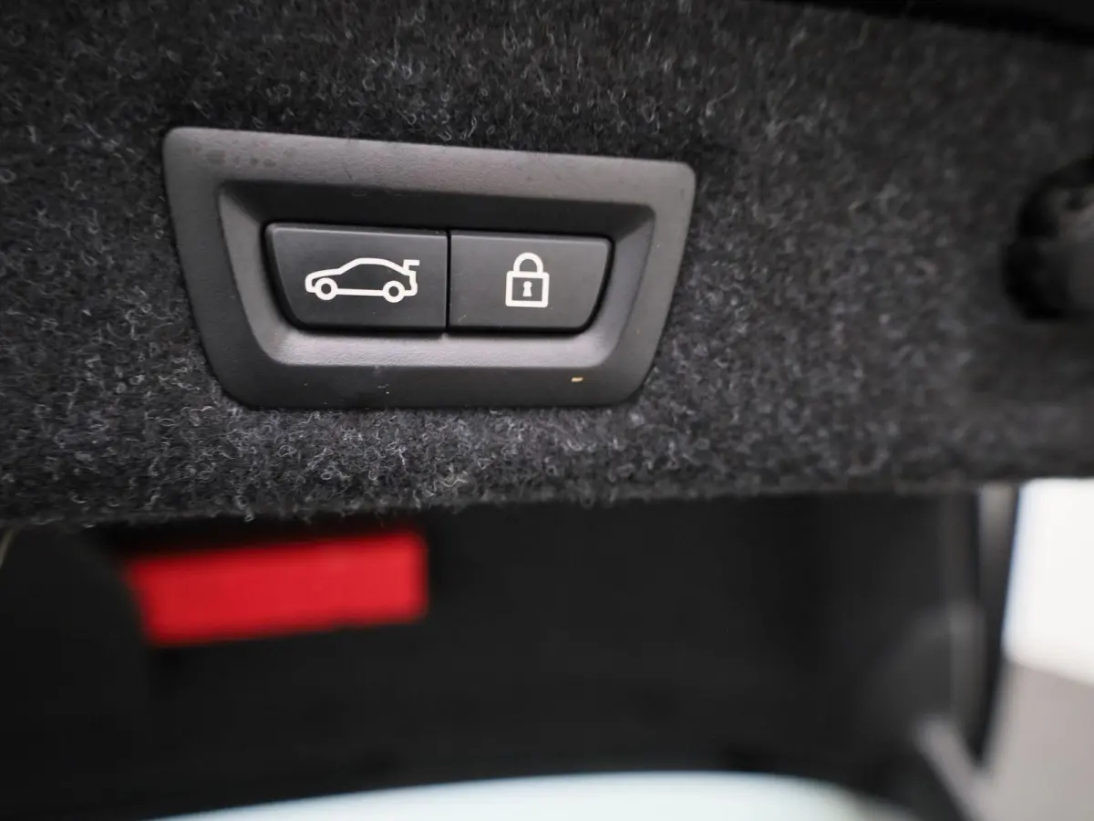 520i Business Edition Plus | Automaat | Apple Carplay / Android Auto | Panoramadak | Lederen Bekleding | Stoelverwarming | Lichtmetalen Velgen |