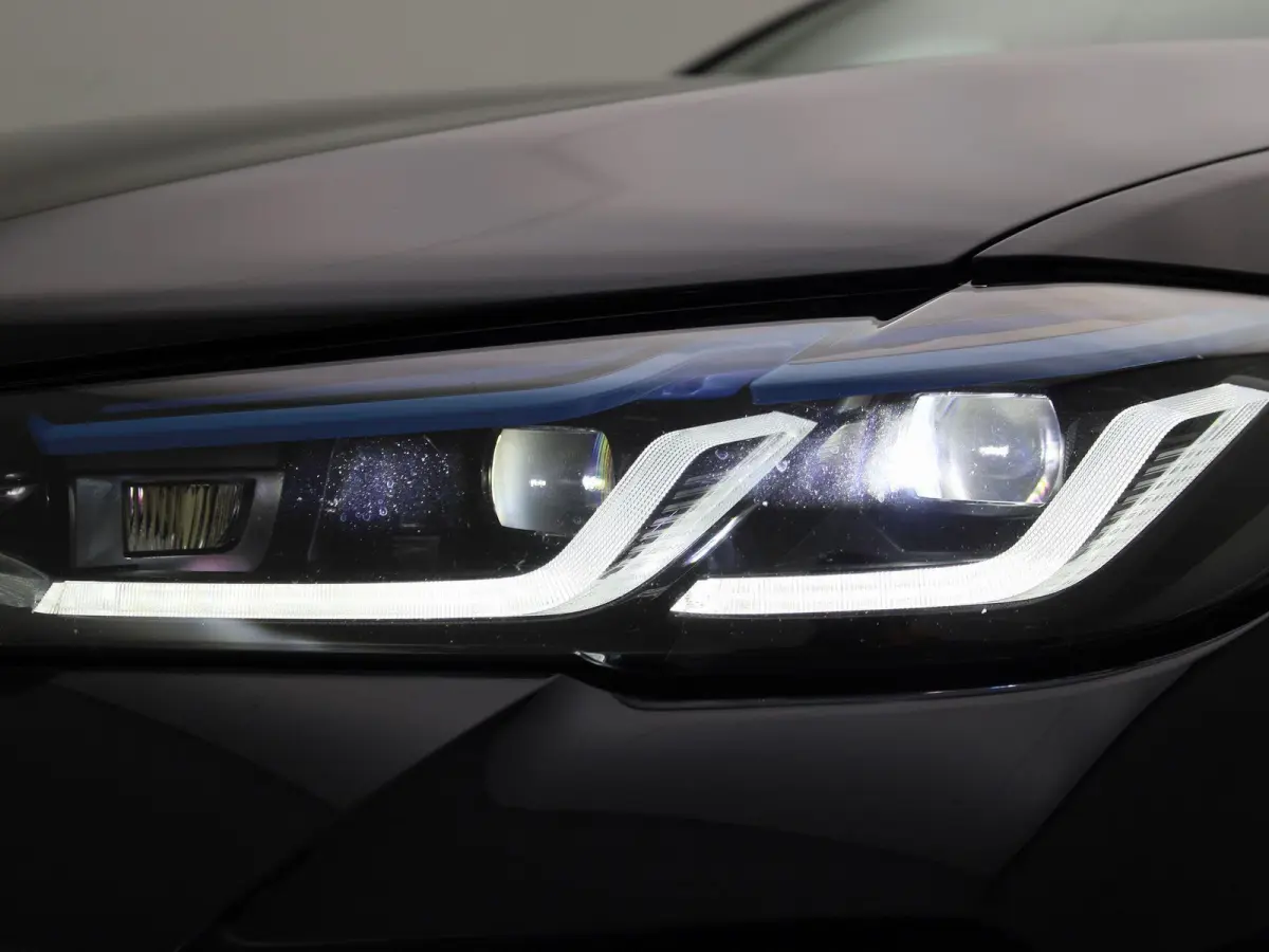 520i Business Edition Plus | Automaat | Apple Carplay / Android Auto | Panoramadak | Lederen Bekleding | Stoelverwarming | Lichtmetalen Velgen |