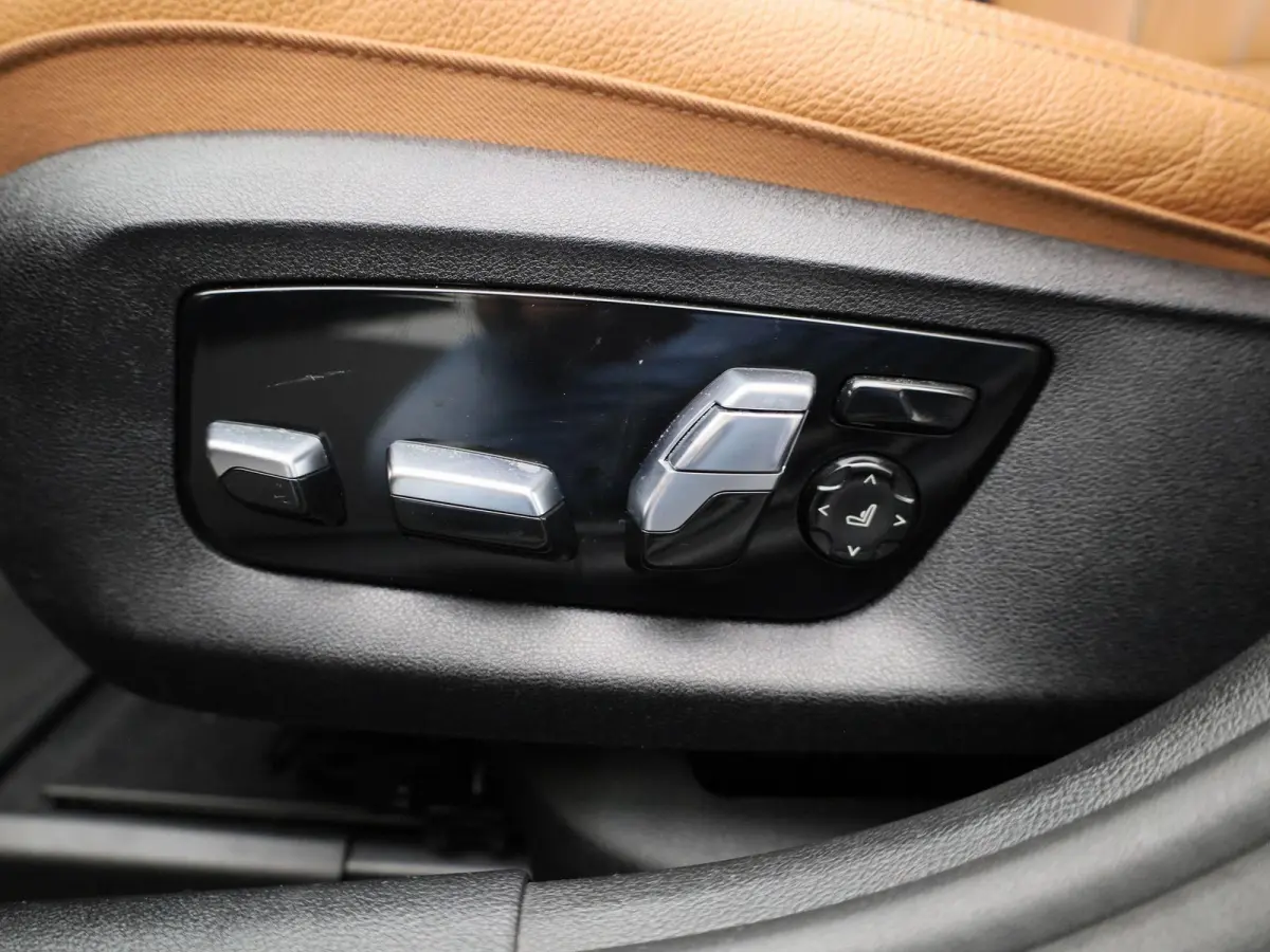 520i Business Edition Plus | Automaat | Apple Carplay / Android Auto | Panoramadak | Lederen Bekleding | Stoelverwarming | Lichtmetalen Velgen |