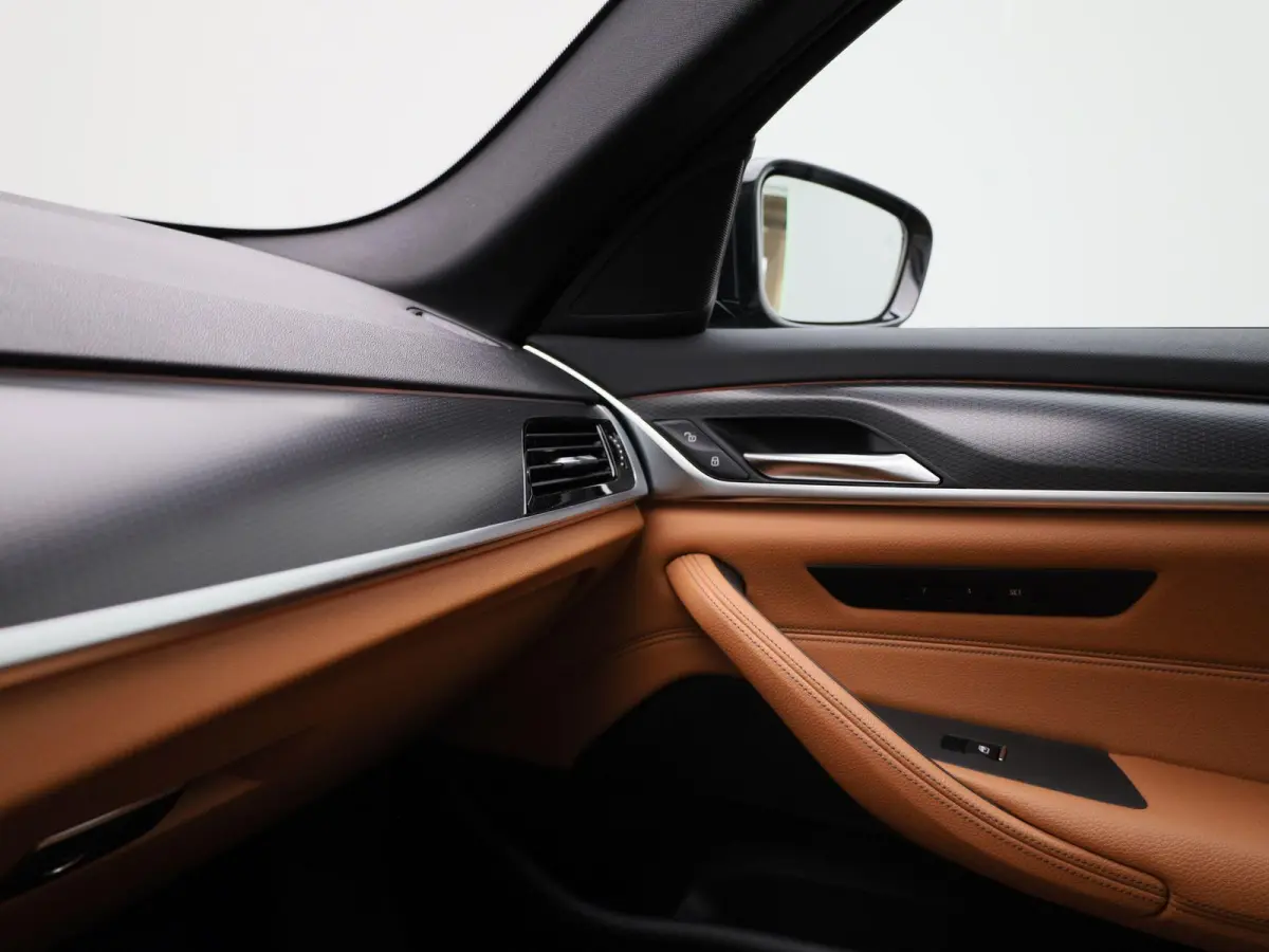 520i Business Edition Plus | Automaat | Apple Carplay / Android Auto | Panoramadak | Lederen Bekleding | Stoelverwarming | Lichtmetalen Velgen |