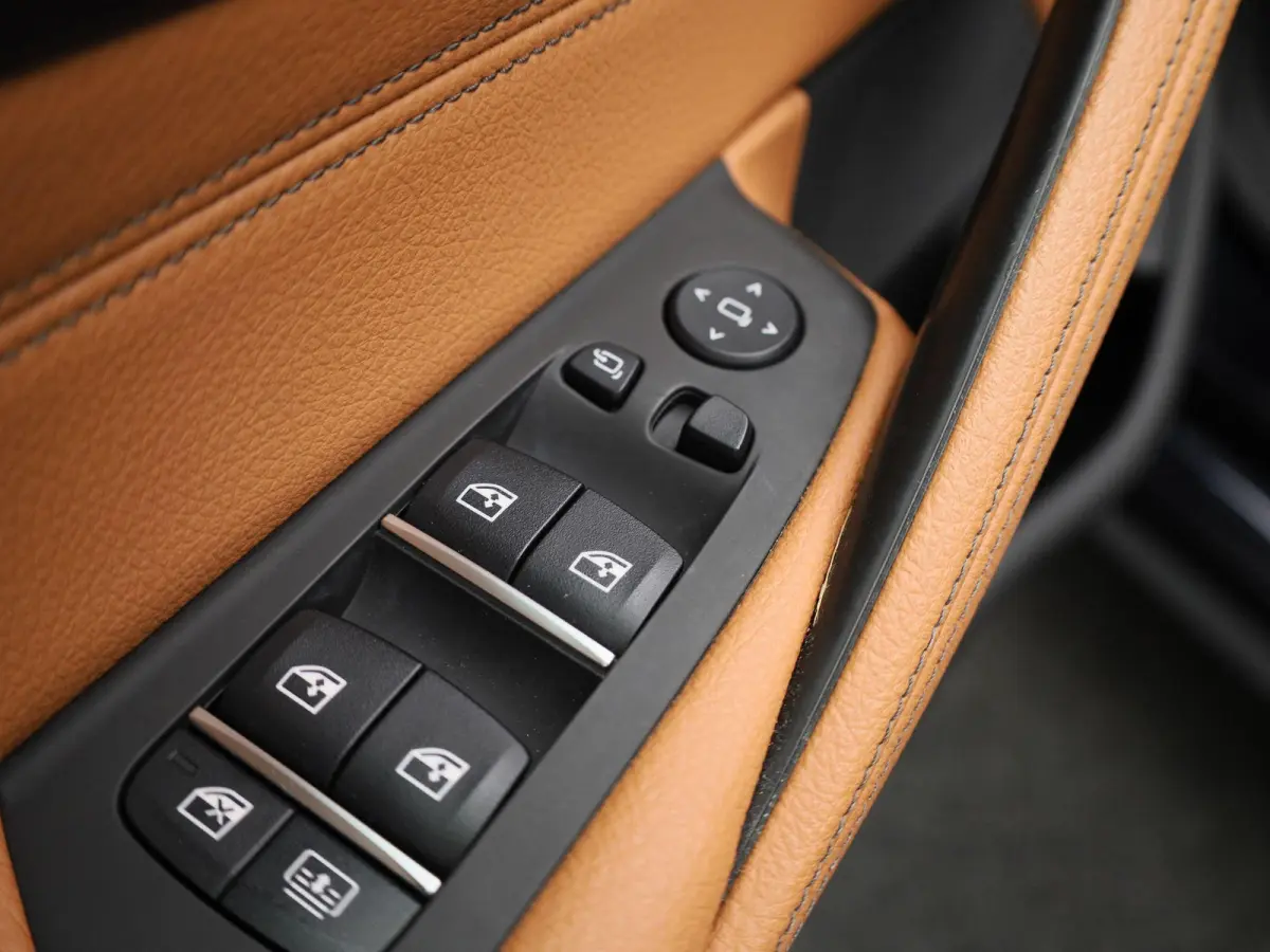520i Business Edition Plus | Automaat | Apple Carplay / Android Auto | Panoramadak | Lederen Bekleding | Stoelverwarming | Lichtmetalen Velgen |