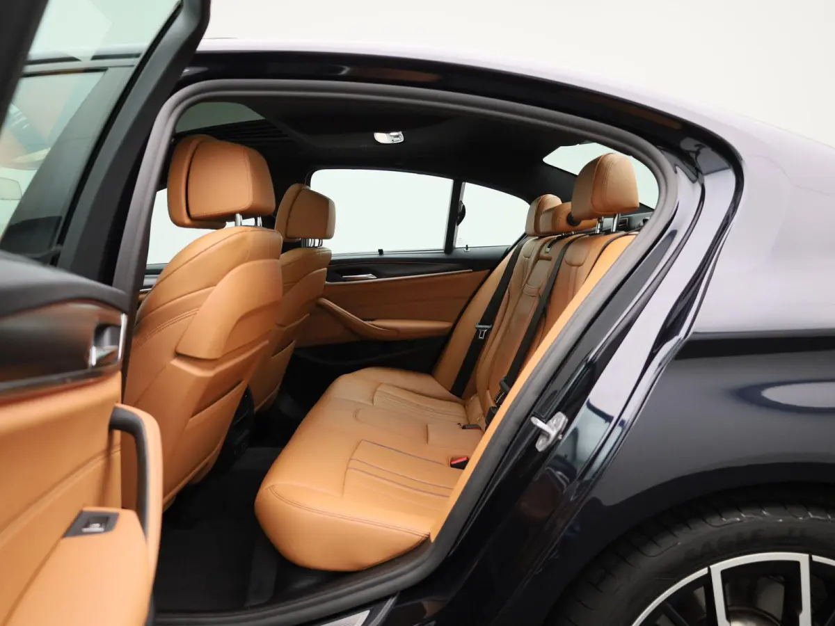 520i Business Edition Plus | Automaat | Apple Carplay / Android Auto | Panoramadak | Lederen Bekleding | Stoelverwarming | Lichtmetalen Velgen |