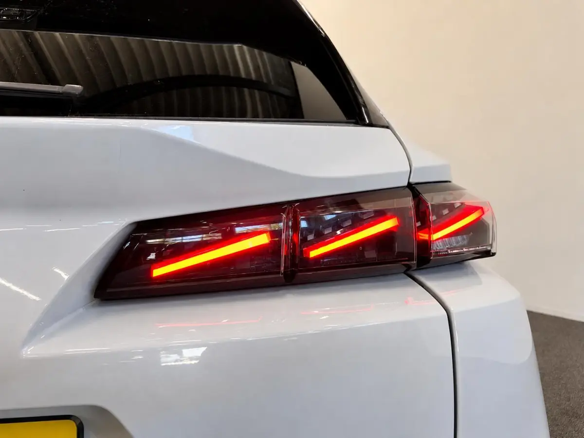 1.6 Plug-in Hybrid 225 GT Navigatie Apple Carplay/Android Auto Camera Parkeersensoren Adaptive Cruise Control Stoelverwarming FULL LED Climate Control Virtual Cockpit Lichtmetalen velgen