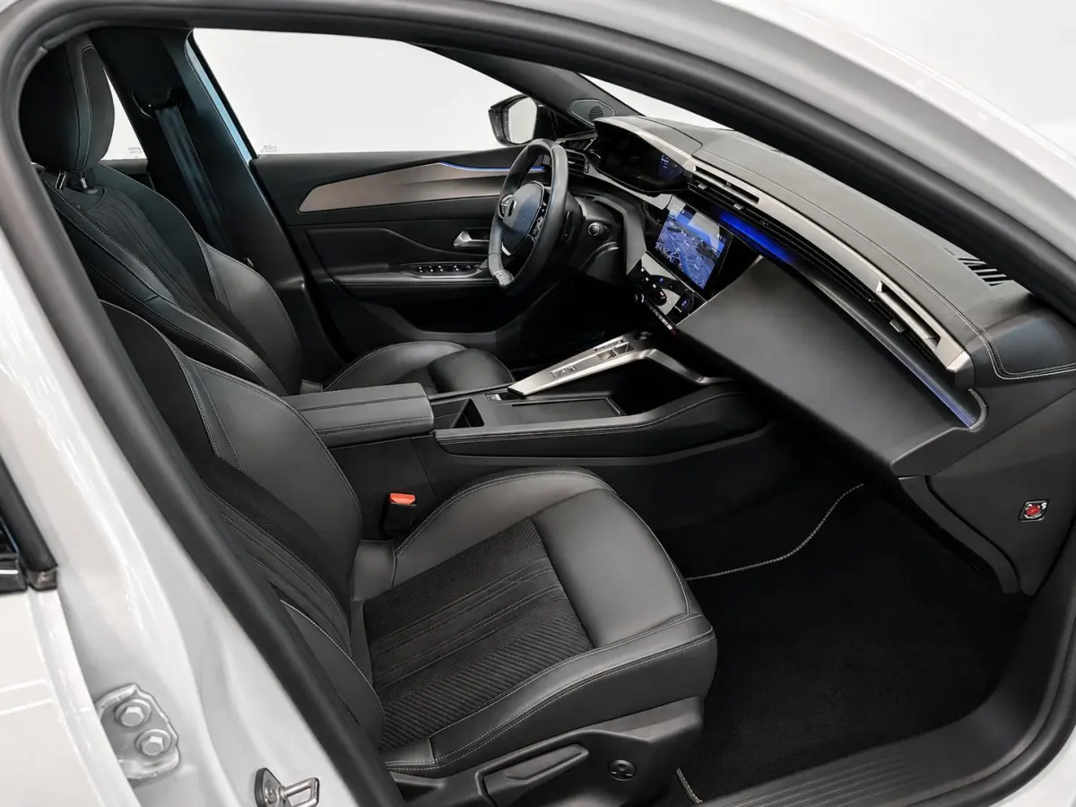 1.6 Plug-in Hybrid 225 GT Navigatie Apple Carplay/Android Auto Camera Parkeersensoren Adaptive Cruise Control Stoelverwarming FULL LED Climate Control Virtual Cockpit Lichtmetalen velgen