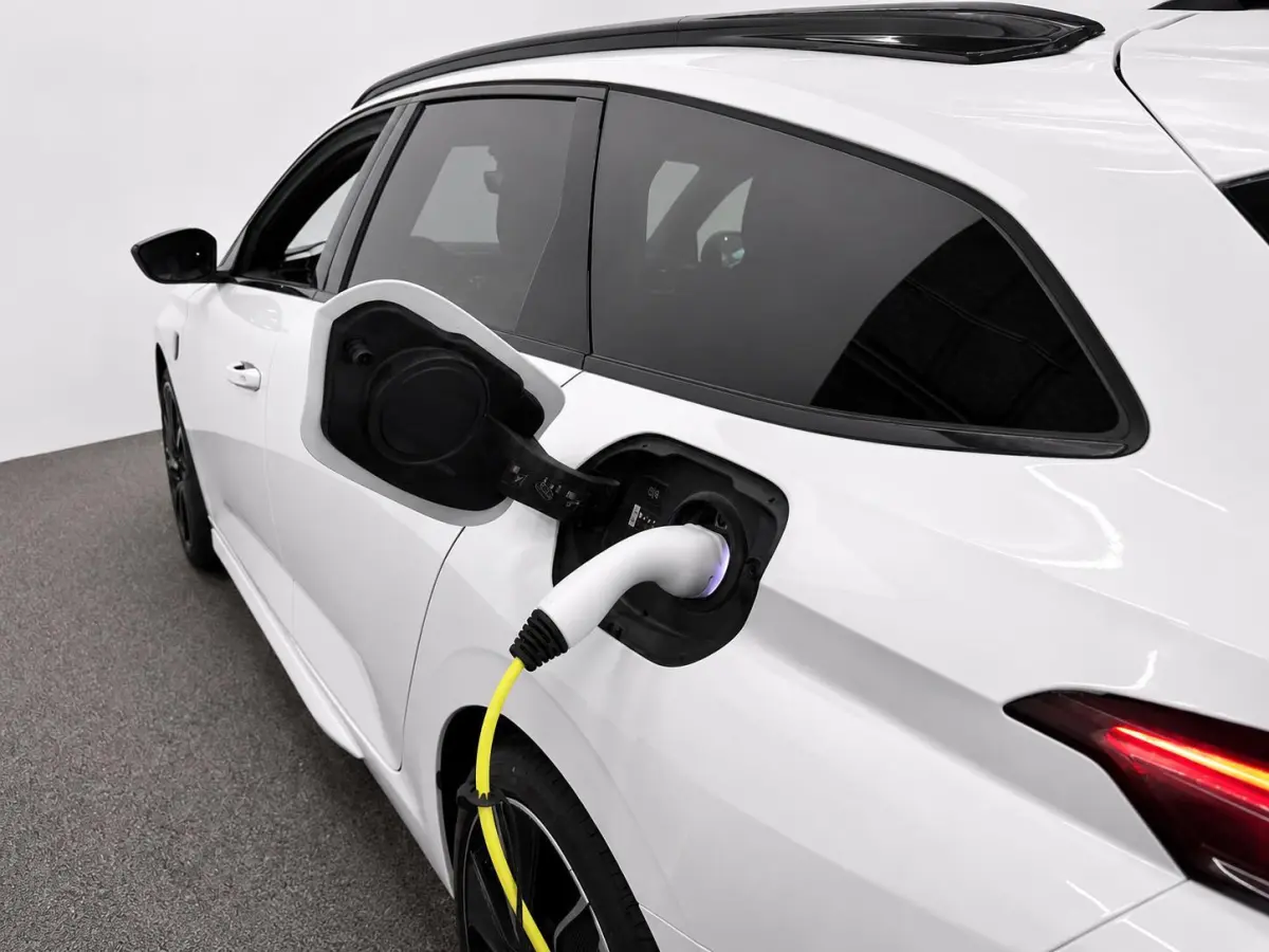 1.6 Plug-in Hybrid 225 GT Navigatie Apple Carplay/Android Auto Camera Parkeersensoren Adaptive Cruise Control Stoelverwarming FULL LED Climate Control Virtual Cockpit Lichtmetalen velgen