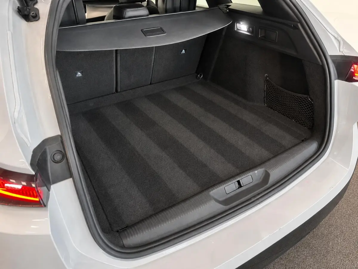 1.6 Plug-in Hybrid 225 GT Navigatie Apple Carplay/Android Auto Camera Parkeersensoren Adaptive Cruise Control Stoelverwarming FULL LED Climate Control Virtual Cockpit Lichtmetalen velgen