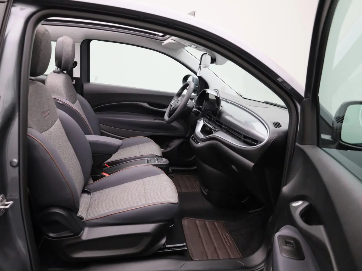 Icon 42 kWh | Cabrio | Apple Carplay / Android Auto | Climate Control | Stoel verwarming | Parkeer sensoren | Cruise Control | Navigatie | Bluetooth | Lichtmetalen Velgen |