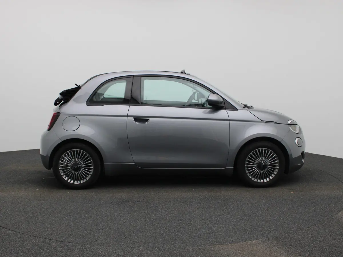 Icon 42 kWh | Cabrio | Apple Carplay / Android Auto | Climate Control | Stoel verwarming | Parkeer sensoren | Cruise Control | Navigatie | Bluetooth | Lichtmetalen Velgen |