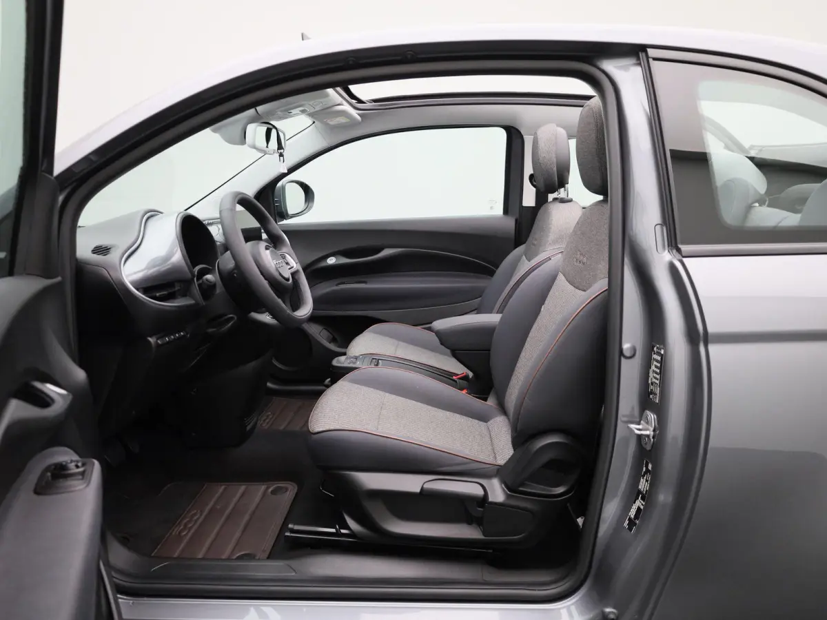 Icon 42 kWh | Cabrio | Apple Carplay / Android Auto | Climate Control | Stoel verwarming | Parkeer sensoren | Cruise Control | Navigatie | Bluetooth | Lichtmetalen Velgen |