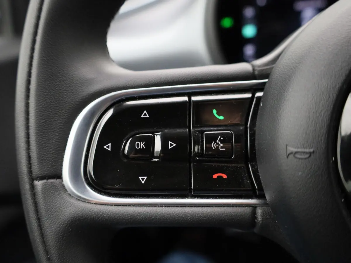Icon 42 kWh | Cabrio | Apple Carplay / Android Auto | Climate Control | Stoel verwarming | Parkeer sensoren | Cruise Control | Navigatie | Bluetooth | Lichtmetalen Velgen |