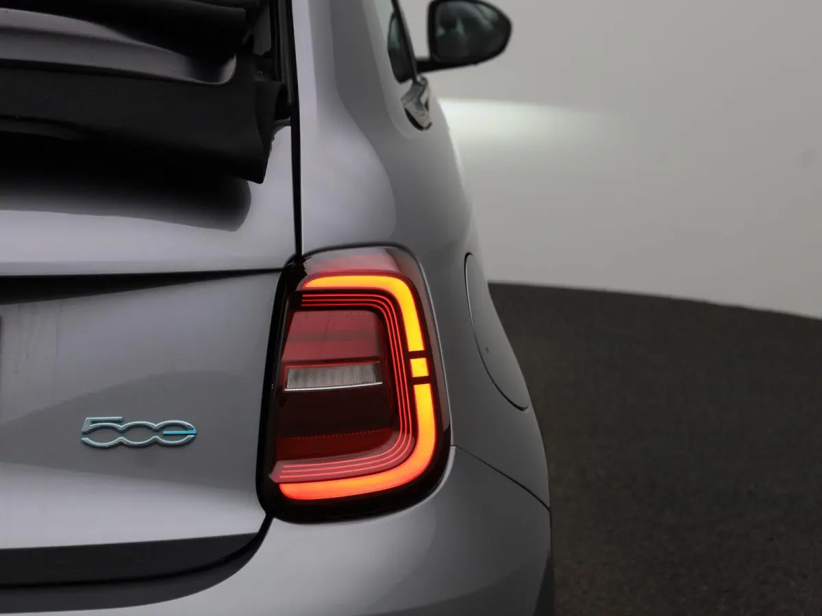 Icon 42 kWh | Cabrio | Apple Carplay / Android Auto | Climate Control | Stoel verwarming | Parkeer sensoren | Cruise Control | Navigatie | Bluetooth | Lichtmetalen Velgen |