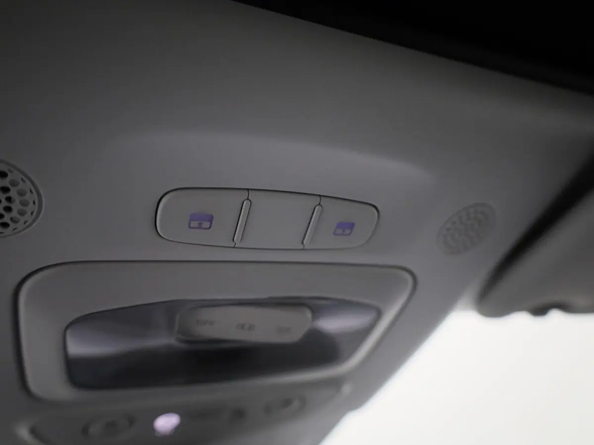 Icon 42 kWh | Cabrio | Apple Carplay / Android Auto | Climate Control | Stoel verwarming | Parkeer sensoren | Cruise Control | Navigatie | Bluetooth | Lichtmetalen Velgen |
