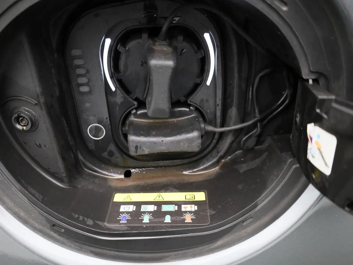 Icon 42 kWh | Cabrio | Apple Carplay / Android Auto | Climate Control | Stoel verwarming | Parkeer sensoren | Cruise Control | Navigatie | Bluetooth | Lichtmetalen Velgen |
