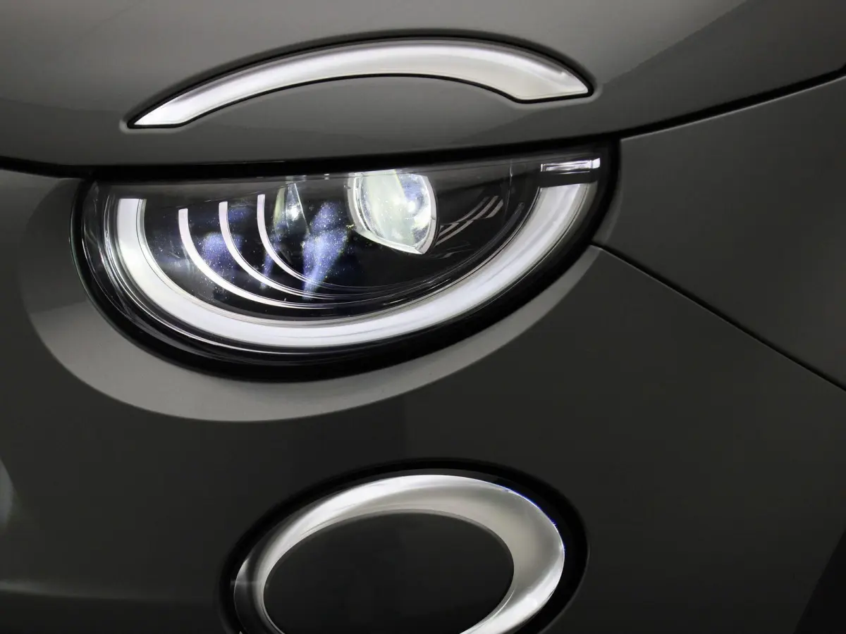 Icon 42 kWh | Cabrio | Apple Carplay / Android Auto | Climate Control | Stoel verwarming | Parkeer sensoren | Cruise Control | Navigatie | Bluetooth | Lichtmetalen Velgen |