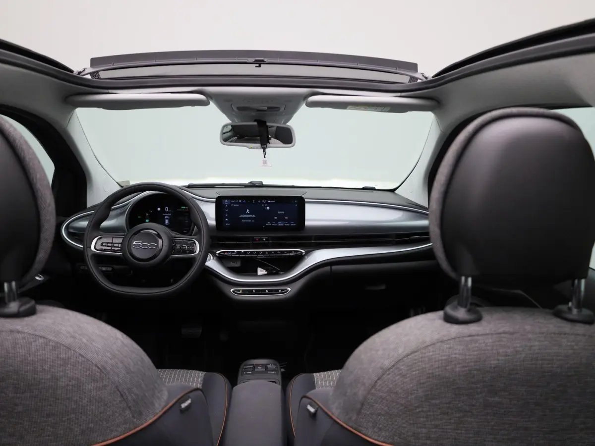 Icon 42 kWh | Cabrio | Apple Carplay / Android Auto | Climate Control | Stoel verwarming | Parkeer sensoren | Cruise Control | Navigatie | Bluetooth | Lichtmetalen Velgen |