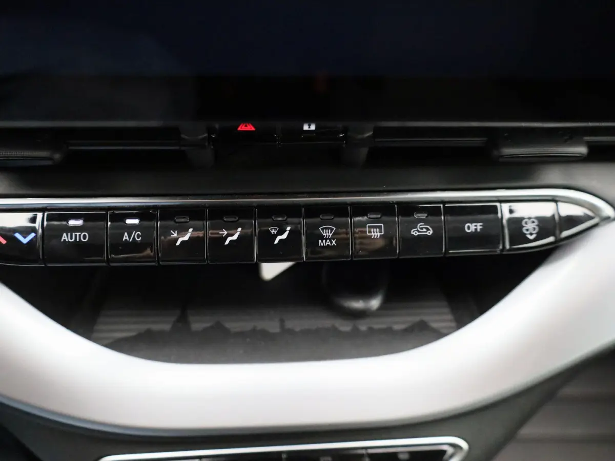 Icon 42 kWh | Cabrio | Apple Carplay / Android Auto | Climate Control | Stoel verwarming | Parkeer sensoren | Cruise Control | Navigatie | Bluetooth | Lichtmetalen Velgen |