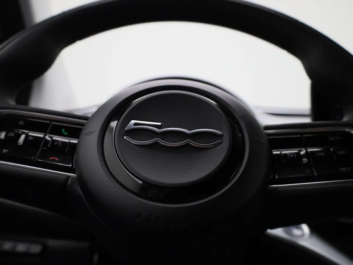 Icon 42 kWh | Cabrio | Apple Carplay / Android Auto | Climate Control | Stoel verwarming | Parkeer sensoren | Cruise Control | Navigatie | Bluetooth | Lichtmetalen Velgen |