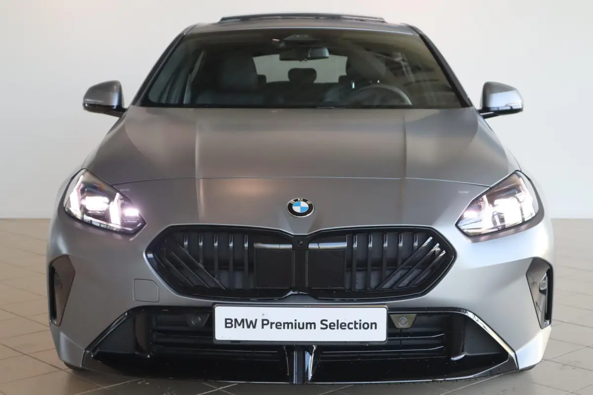 120 BMW 1 Serie 5-deurs 120 M Sportpakket Pro | Innovation Pack | Individual Frozen Pure Grey | Panoramadak
