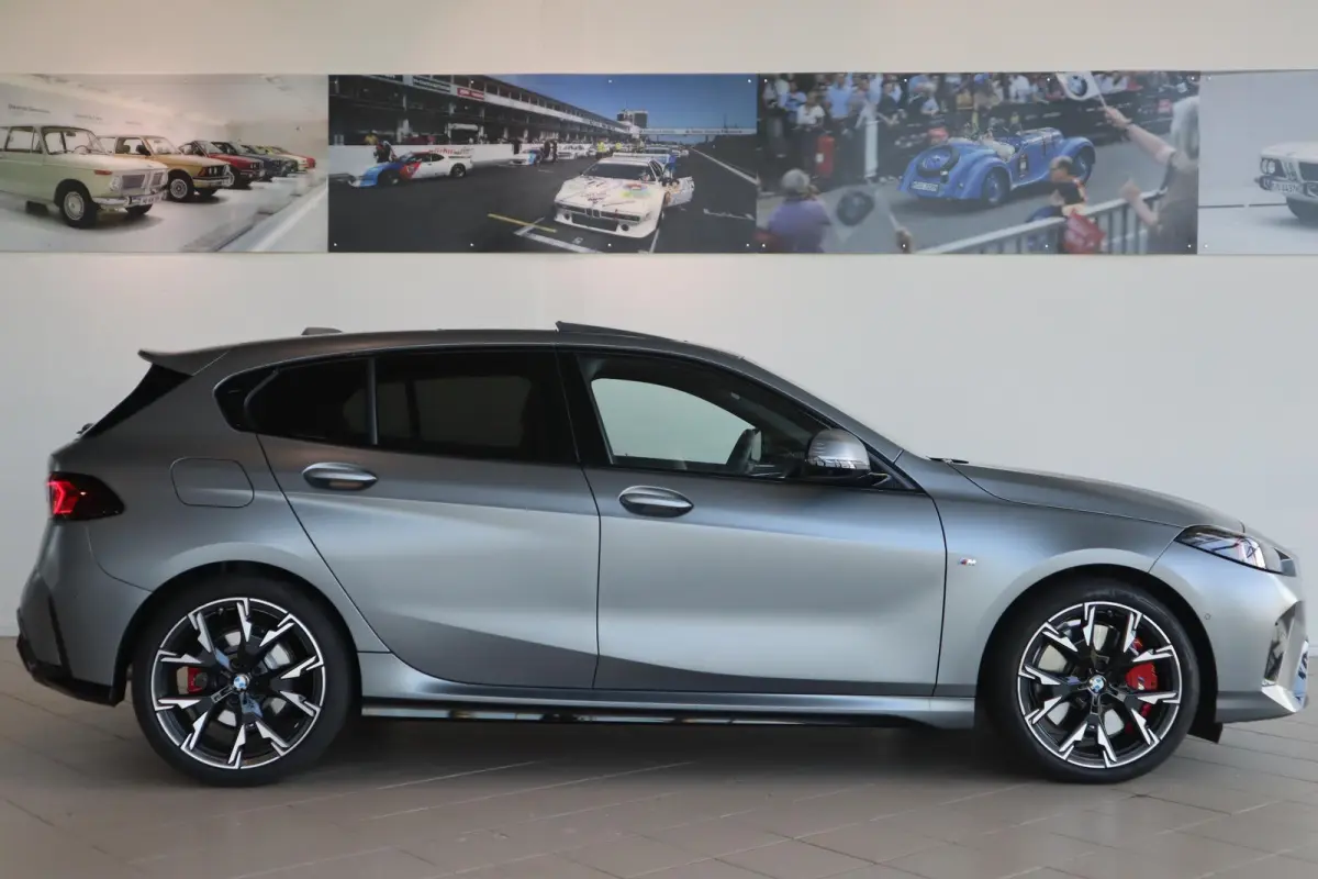 120 BMW 1 Serie 5-deurs 120 M Sportpakket Pro | Innovation Pack | Individual Frozen Pure Grey | Panoramadak