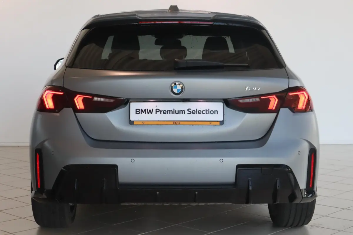 120 BMW 1 Serie 5-deurs 120 M Sportpakket Pro | Innovation Pack | Individual Frozen Pure Grey | Panoramadak