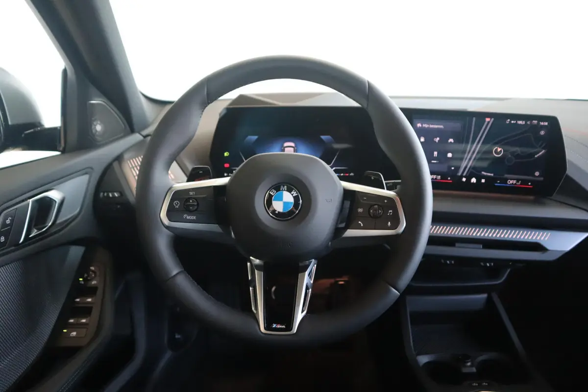 120 BMW 1 Serie 5-deurs 120 M Sportpakket Pro | Innovation Pack | Individual Frozen Pure Grey | Panoramadak