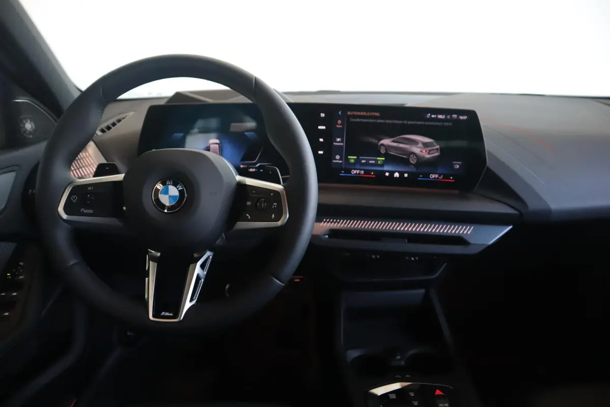 120 BMW 1 Serie 5-deurs 120 M Sportpakket Pro | Innovation Pack | Individual Frozen Pure Grey | Panoramadak