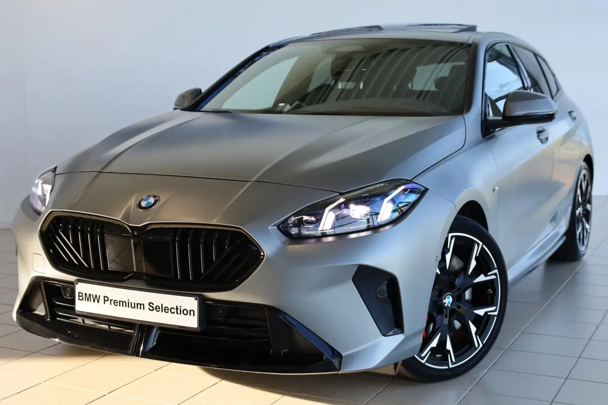 120 BMW 1 Serie 5-deurs 120 M Sportpakket Pro | Innovation Pack | Individual Frozen Pure Grey | Panoramadak