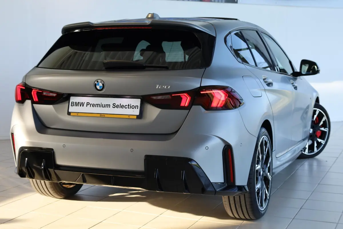 120 BMW 1 Serie 5-deurs 120 M Sportpakket Pro | Innovation Pack | Individual Frozen Pure Grey | Panoramadak