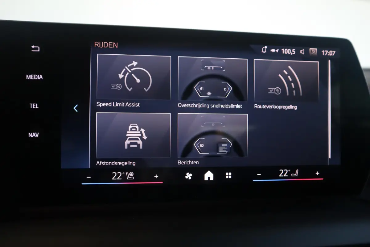 120 BMW 1 Serie 5-deurs 120 M Sportpakket Pro | Innovation Pack | Individual Frozen Pure Grey | Panoramadak