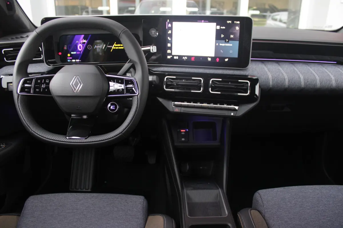 COMFORT RANGE TECHNO 150PK 52 kWh *NIEUWE AUTO!* | PACK WINTER TECHNO: (ELEKTRISCH VERWARMBARE VOORSTOELEN, ELEKTRISCH VERWARMBAAR STUURWIEL, BESTUUDERSSTOEL MET ELEKTRSCH VERSTELBARE LENDES