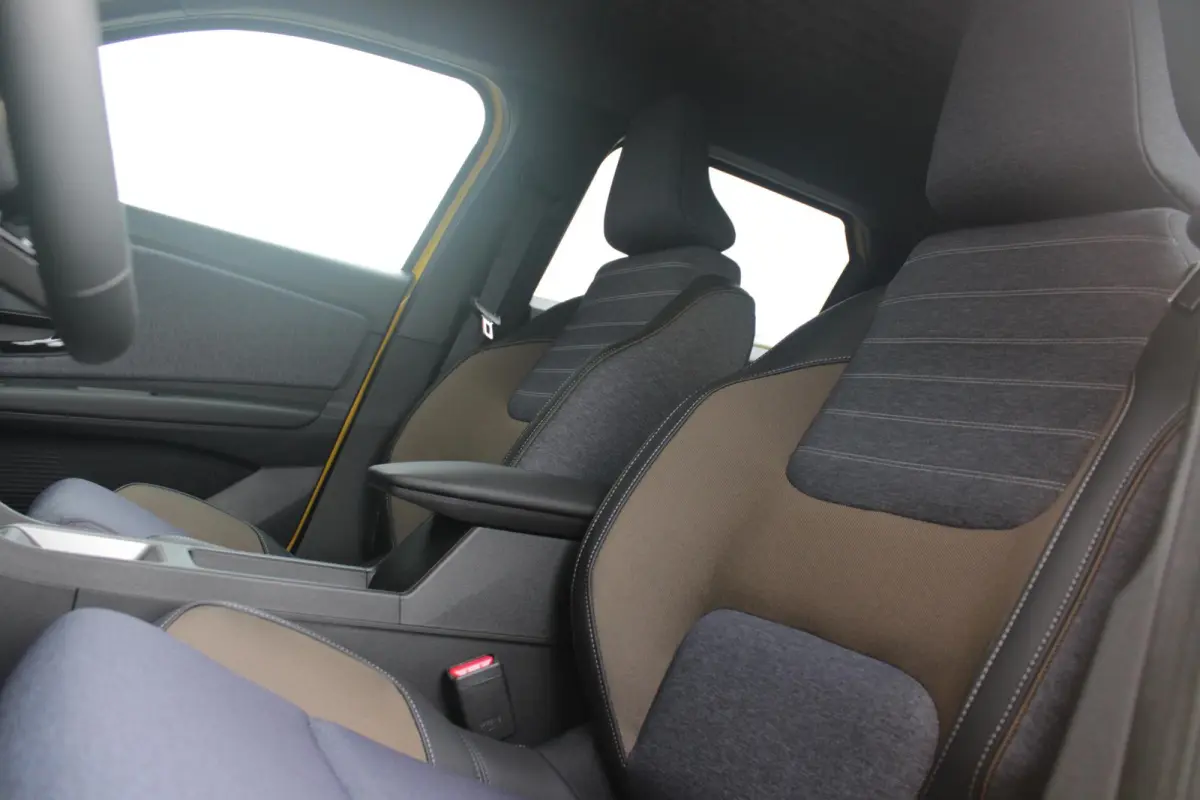 COMFORT RANGE TECHNO 150PK 52 kWh *NIEUWE AUTO!* | PACK WINTER TECHNO: (ELEKTRISCH VERWARMBARE VOORSTOELEN, ELEKTRISCH VERWARMBAAR STUURWIEL, BESTUUDERSSTOEL MET ELEKTRSCH VERSTELBARE LENDES