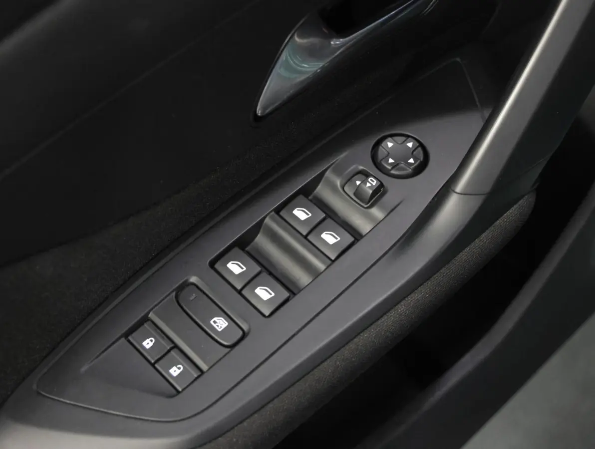 1.2 130PK Active Pack Business | 1ste eigenaar | AppleCarplay/Android Auto | Parkeersensoren | Comfortstoelen | LED | Keyless | Climate Control | Cruise Control | Isofix | DAB Radio |
