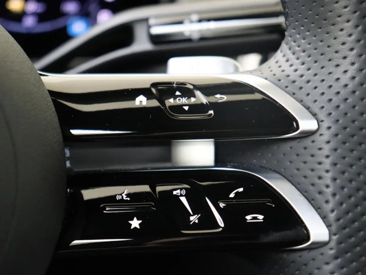 4MATIC AMG Line / Premium Plus/ Panoramadak/ AIRMATIC/ Achterasbesturing/ Carbon/ 20 inch/ Night/ Zéér compleet!