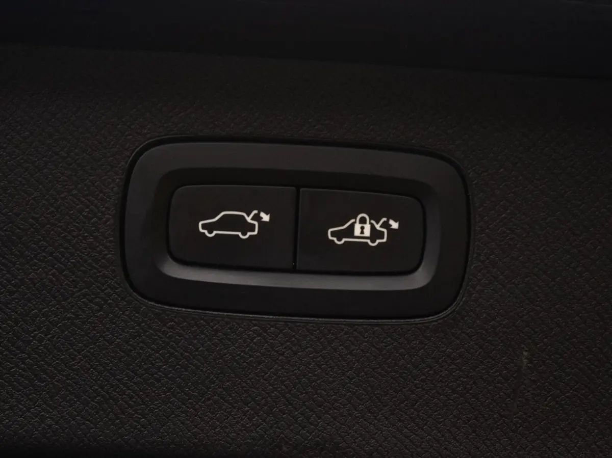 2.0 T8 Recharge AWD R-Design|Pano|HUD|H&K|360°|