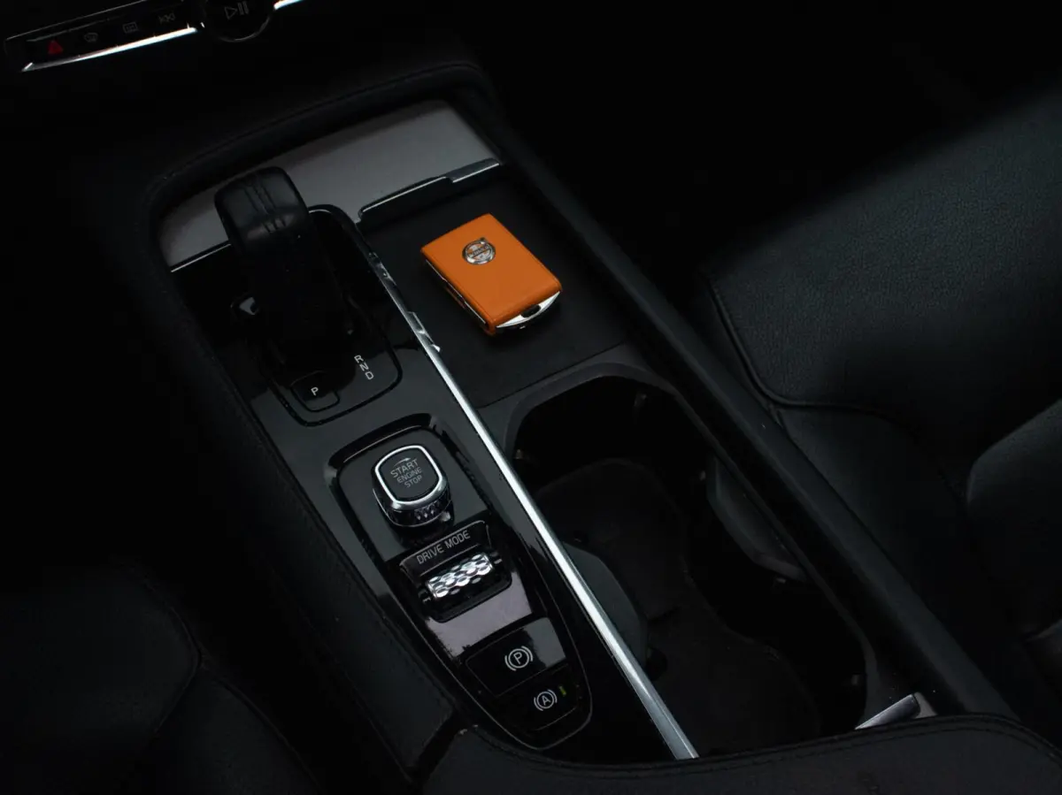 2.0 T8 Recharge AWD R-Design|Pano|HUD|H&K|360°|
