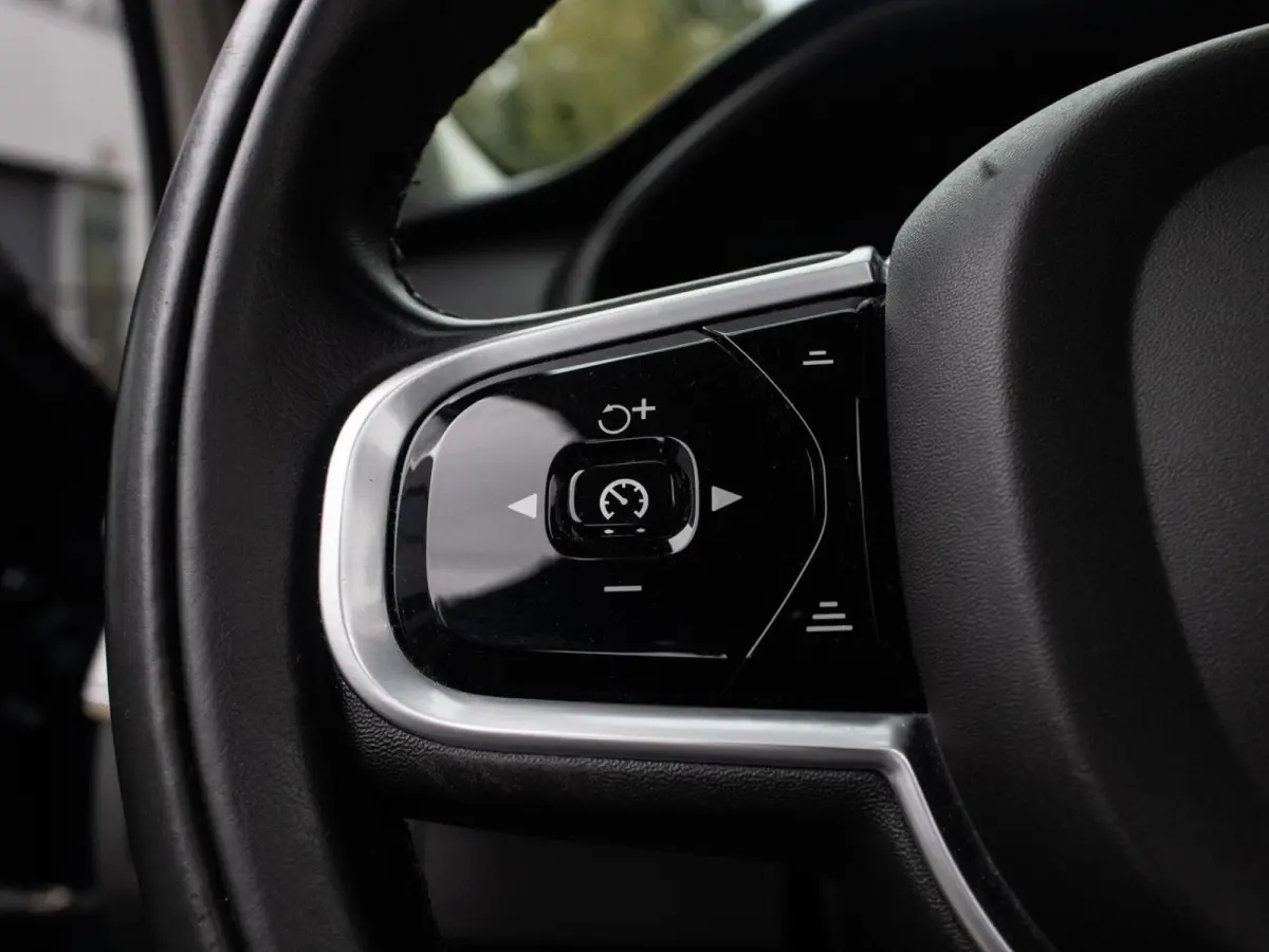 2.0 T8 Recharge AWD R-Design|Pano|HUD|H&K|360°|