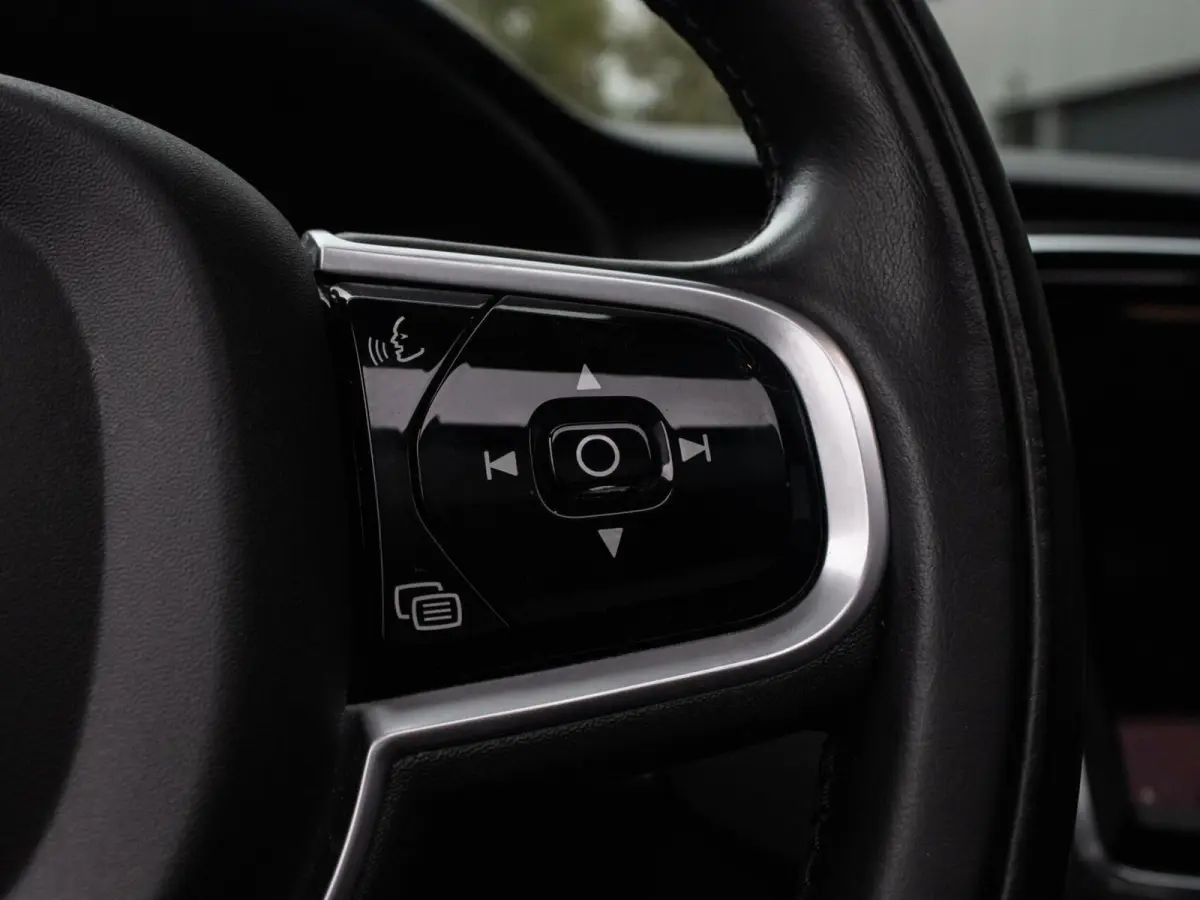 2.0 T8 Recharge AWD R-Design|Pano|HUD|H&K|360°|