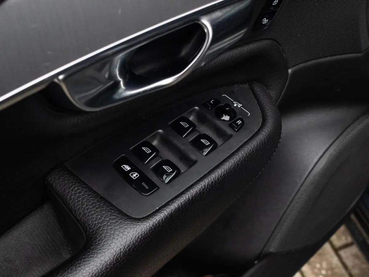 2.0 T8 Recharge AWD R-Design|Pano|HUD|H&K|360°|